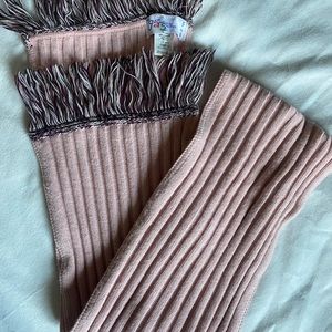 Cute light pink scarf.